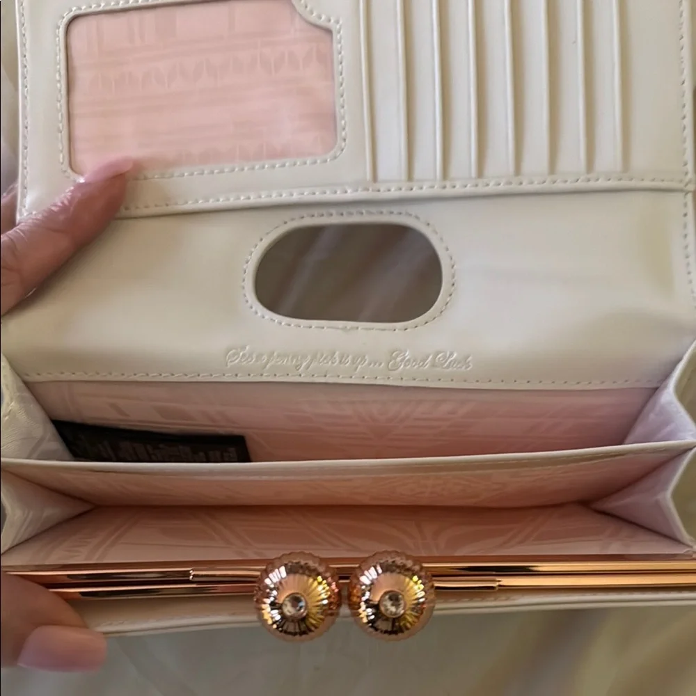 Elegant Floral Clutch in White and Red - Picture 4 of 6